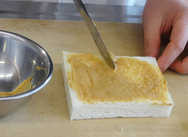 ピーナツバターをパンに塗って、