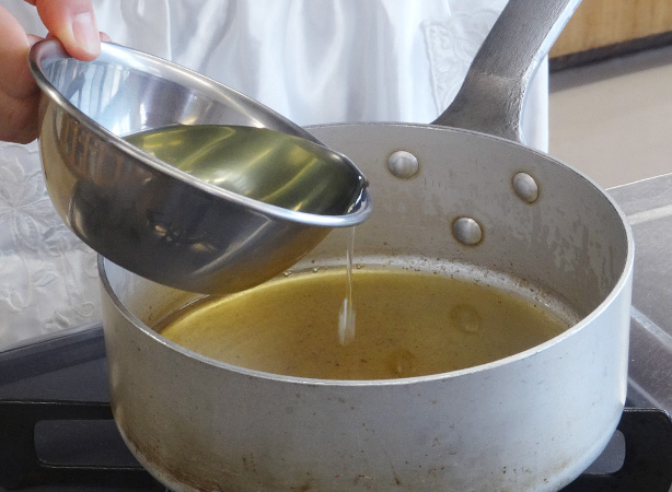 鍋にサラダ油を入れて熱する。